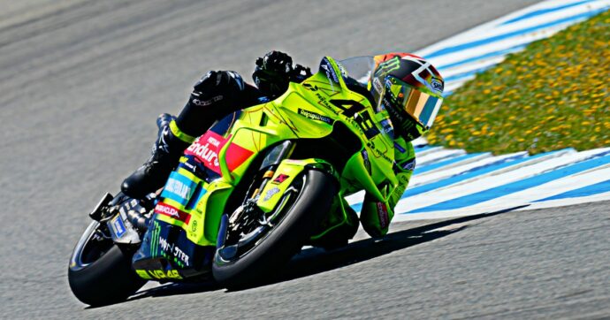 MotoGp, super Di Giannantonio: cade e vince una gara pazza in Catalogna, Acosta giù all’ultimo giro, Bezzecchi è 6° | Ordine d’arrivo e classifica
