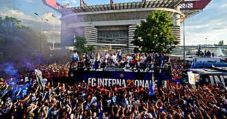 Copertina di L’Inter festeggia scudetto e Coppa Italia: pullman scoperto in giro per la città, marea di persone al seguito. L’arrivo in Piazza Duomo