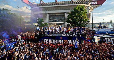 Copertina di L’Inter festeggia scudetto e Coppa Italia: pullman scoperto in giro per la città, marea di persone al seguito. L’arrivo in Piazza Duomo
