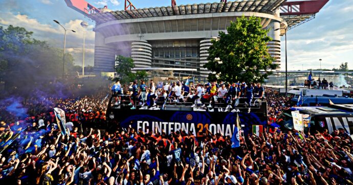 Copertina di L’Inter festeggia scudetto e Coppa Italia: pullman scoperto in giro per la città, marea di persone al seguito. L’arrivo in Piazza Duomo