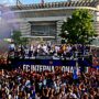 Copertina di L’Inter festeggia scudetto e Coppa Italia: pullman scoperto in giro per la città, marea di persone al seguito. L’arrivo in Piazza Duomo