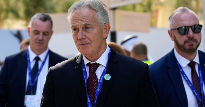 Tony Blair benedice la guerra all’Iran: “L’importante è che non abbia l’atomica. Gaza? Israele uccide perché Hamas non vuole andarsene”