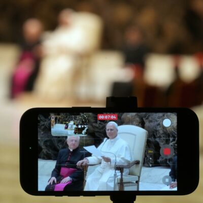 Copertina di La prima enciclica di Papa Leone è sull’intelligenza artificiale. Alla presentazione invitato anche il fondatore di Anthropic