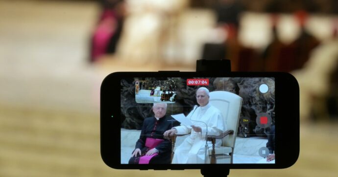 Magnifica Humanitas, la prima enciclica di Papa Leone è sull’intelligenza artificiale. Alla presentazione invitato anche il fondatore di Anthropic