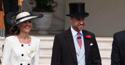Copertina di “È fantastica, gli ultimi due anni sono stati difficili. Studia molto, faccio fatica a farmi strada in camera da letto con tutti i documenti che deve leggere”: il principe William parla di Kate