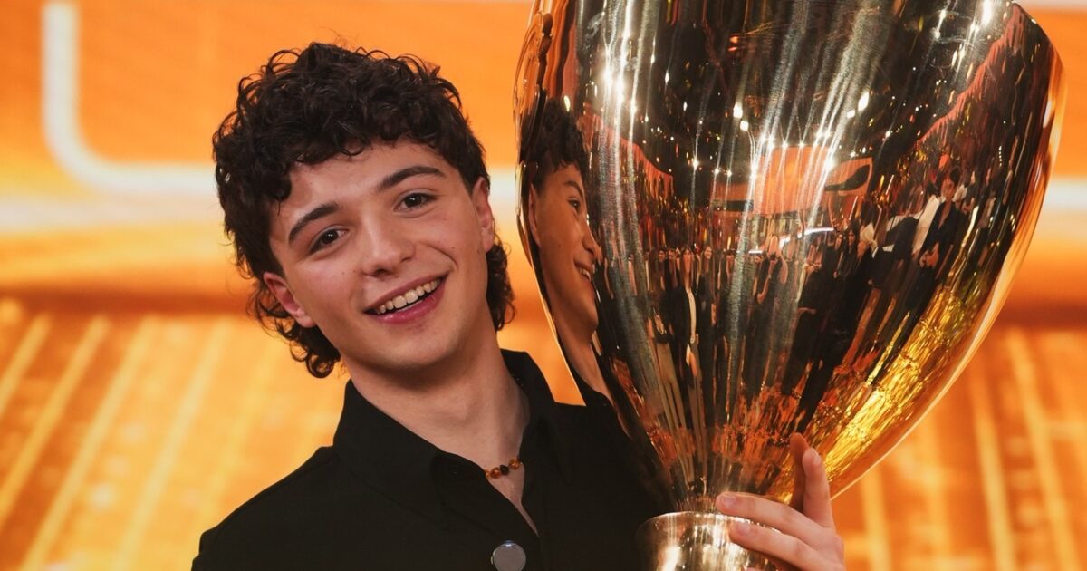 Amici 25, vince Lorenzo Salvetti: “Dedico il premio ai miei genitori, i primi a credere in me, e ai miei amici che mi hanno aiutato a superare momenti un po’ brutti”