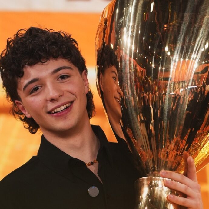 Amici 25, vince Lorenzo Salvetti: “Dedico il premio ai miei genitori, i primi a credere in me, e ai miei amici che mi hanno aiutato a superare momenti un po’ brutti”