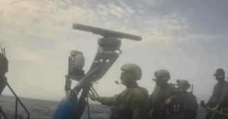 Copertina di Flotilla, Israele blocca il canale delle emergenze con la musica dei Lynyrd Skynyrd e prende il controllo delle imbarcazioni: le immagini