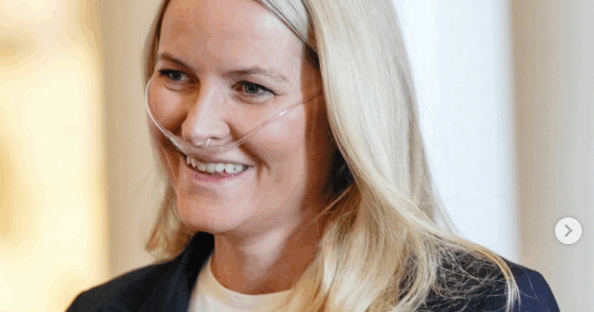 La principessa Mette-Marit di Norvegia a 52 anni con il respiratore per l’ossigeno, i medici: “Trapianto di polmone necessario”