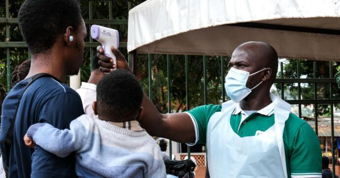 Ebola, l’Oms dichiara l’emergenza sanitaria internazionale: “Ceppo raro e senza vaccino in RD Congo e Uganda”