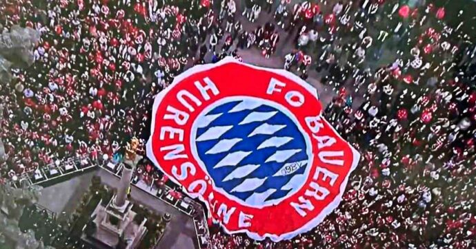 Bayern Monaco, beffa clamorosa alla festa scudetto: i tifosi alzano un enorme striscione offensivo senza accorgersene, lo hanno infiltrato i rivali