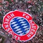 Copertina di Bayern Monaco, beffa clamorosa alla festa scudetto: i tifosi alzano un enorme striscione offensivo senza accorgersene, lo hanno infiltrato i rivali