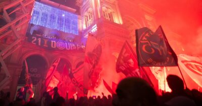 Copertina di Festa Inter, il momento in cui i giocatori si affacciano dal balcone: piazza Duomo gremita | Video