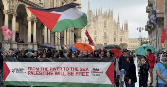 Copertina di Corteo a Milano per la Flotilla, i manifestanti protestano sotto la pioggia: “Rompere ogni accordo con Israele, governo agisca”