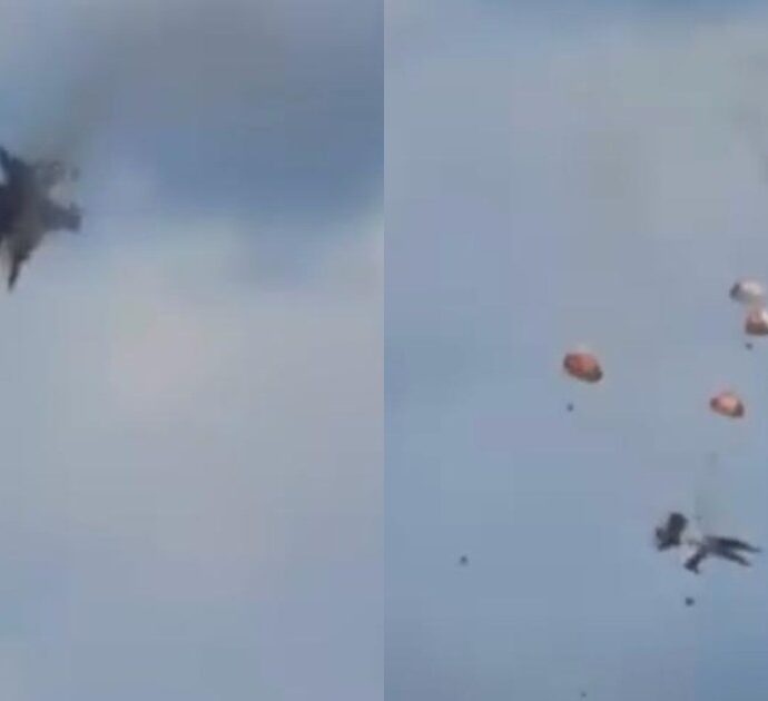 Panico all’air show: due caccia si urtano durante una manovra acrobatica in volo e si schiantano al suolo, pubblico sotto choc – IL VIDEO