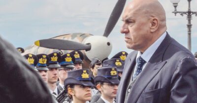 Copertina di Meloni scopre che il riarmo è un pacco e dà la colpa a Bruxelles: “C’è crisi, dura spiegare”