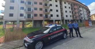 Copertina di Due donne trovate morte in un cantiere nel Napoletano. Un uomo confessa: “Erano prostitute, non volevo pagarle”