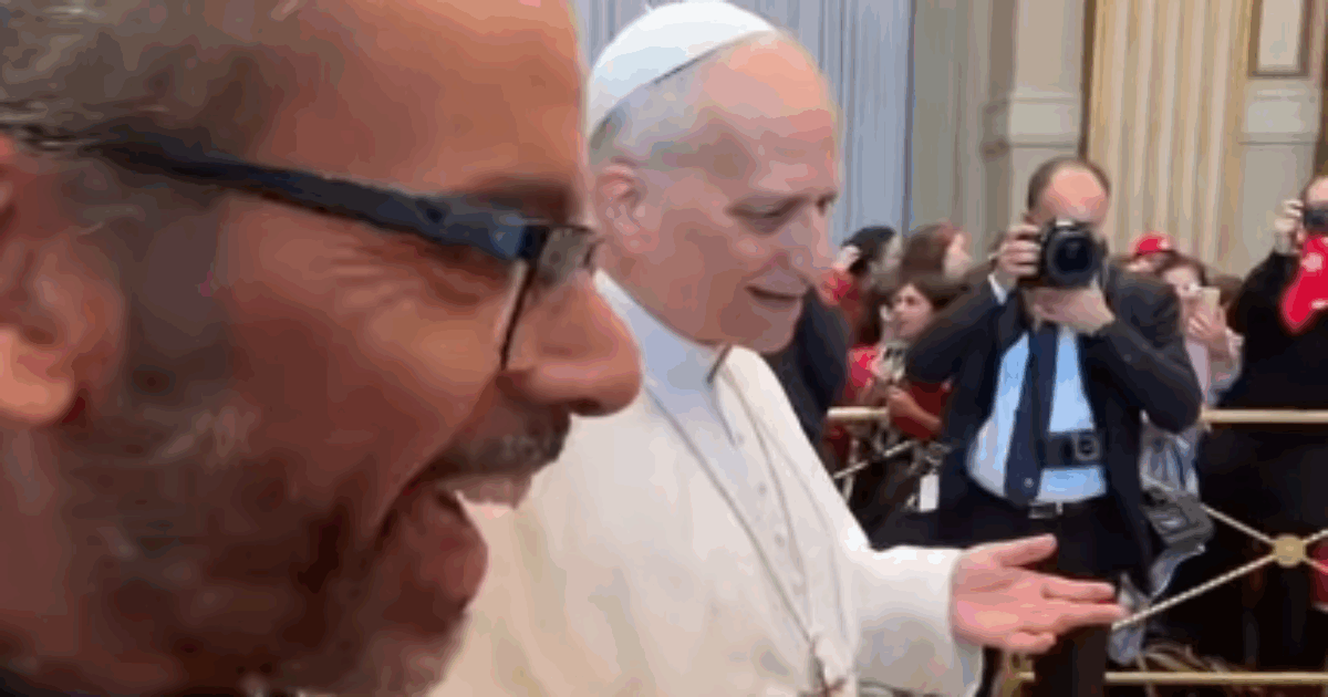 Papa Leone imita il tormentone “six-seven” e il video è virale