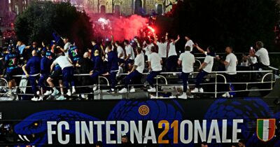 Copertina di L’arrivo del pullman dell’Inter in Piazza Duomo: la marea nerazzurra e i fuochi d’artificio