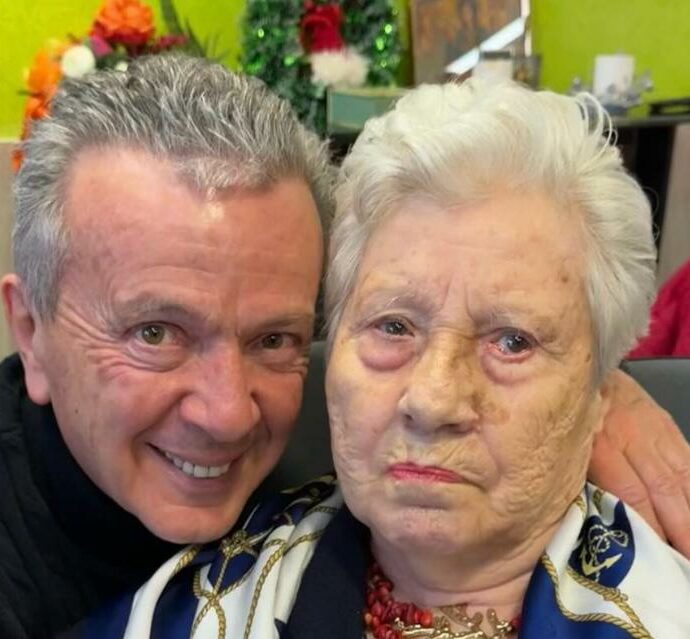 “La mia mamma sta per andarsene, non sono nelle condizioni psicologiche per tenere un concerto. Chiedo scusa a chi ha comprato il biglietto”: Pupo annulla il live a Napoli