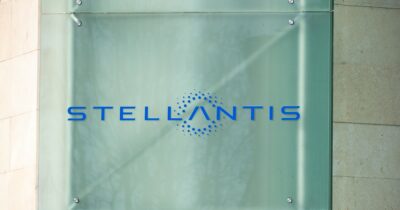 Copertina di Stellantis, partnership con Accenture e tecnologia NVIDIA per la nuova fabbrica digitale basata sulla AI