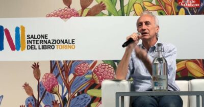 Copertina di Travaglio al Salone del libro: “Sulle guerre le fake news dei media vanno tutte nella stessa direzione per orientare l’opinione pubblica”