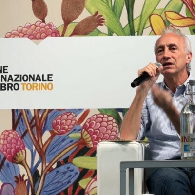 Copertina di Travaglio: “Sulle guerre le fake news dei media vanno tutte nella stessa direzione per orientare l’opinione pubblica”