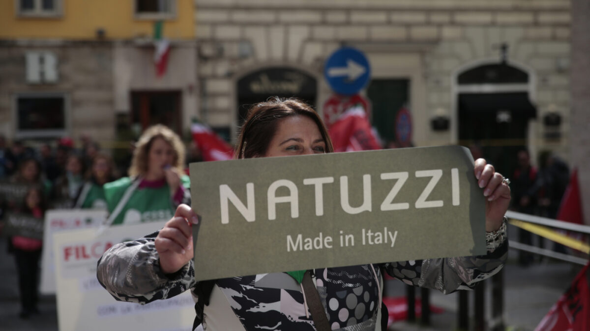 natuzzi stipendio di agosto in due tranche ai dipendenti troppe assenze produzione calata da Ilfattoquotidiano.it natuzzi stipendio di agosto in due tranche ai dipendenti troppe assenze produzione calata