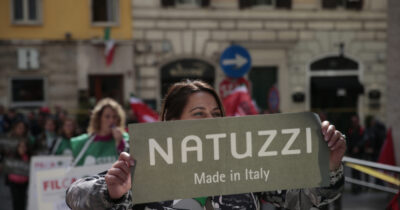 Copertina di Natuzzi, accordo raggiunto per cigs al 62% e 6 milioni di incentivi. I sindacati: “Primo tassello ma non chiude la vertenza”