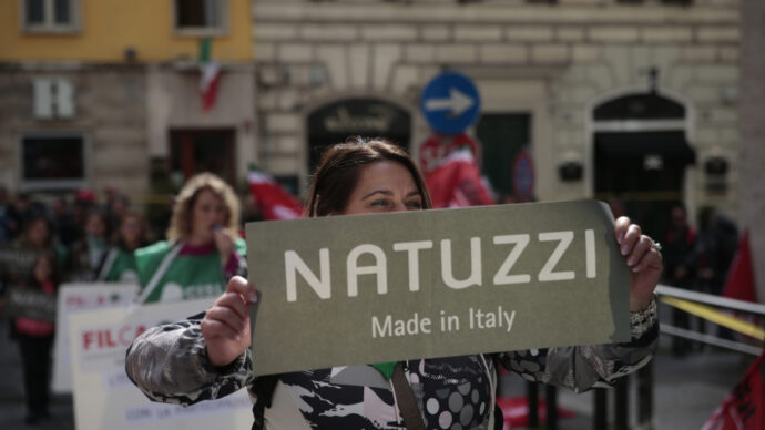 Natuzzi, stipendio di agosto in due tranche ai dipendenti: “Troppe assenze, produzione calata”