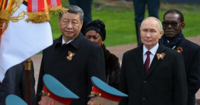 Copertina di Putin vola da Xi per riaffermare l’asse Russia-Cina: “Lavoriamo per la pace”. E Mosca annuncia tre giorni di esercitazioni nucleari