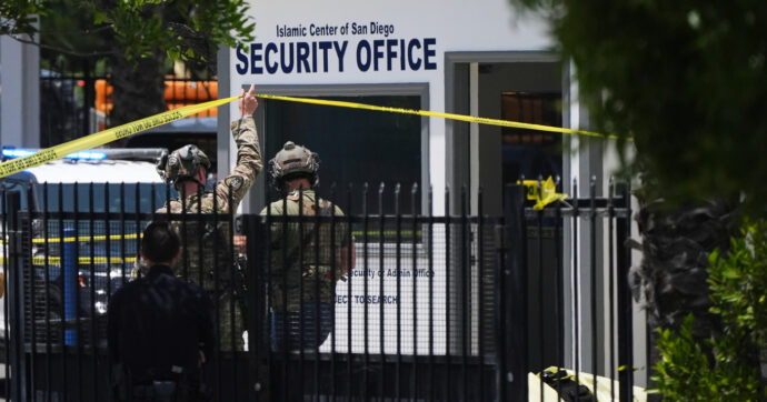 Sparatoria alla moschea di San Diego, trovati messaggi anti-islam e adesivi delle SS naziste nell’auto degli attentatori