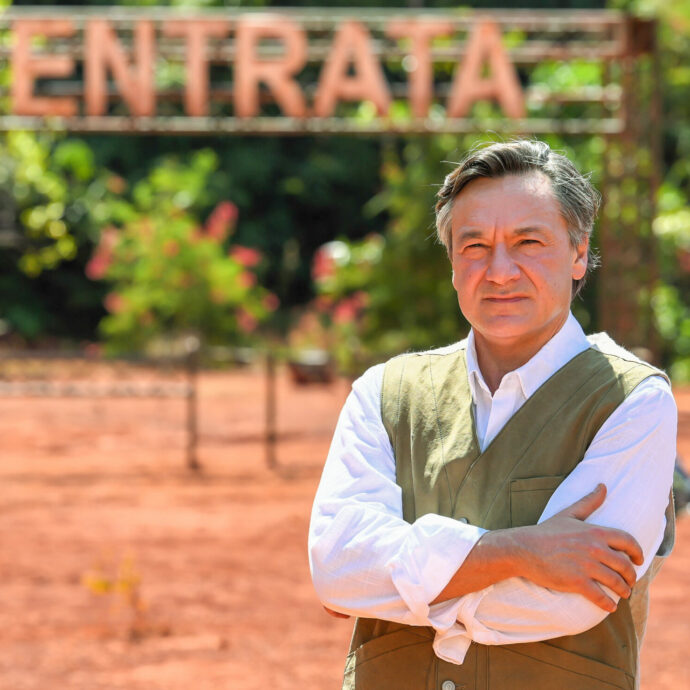 Fabio Caressa: “A Money Road cadrei in tentazione per la doccia e la famiglia. Orietta Berti da noi è diventata una bambina. I concorrenti giovani sorprenderanno”