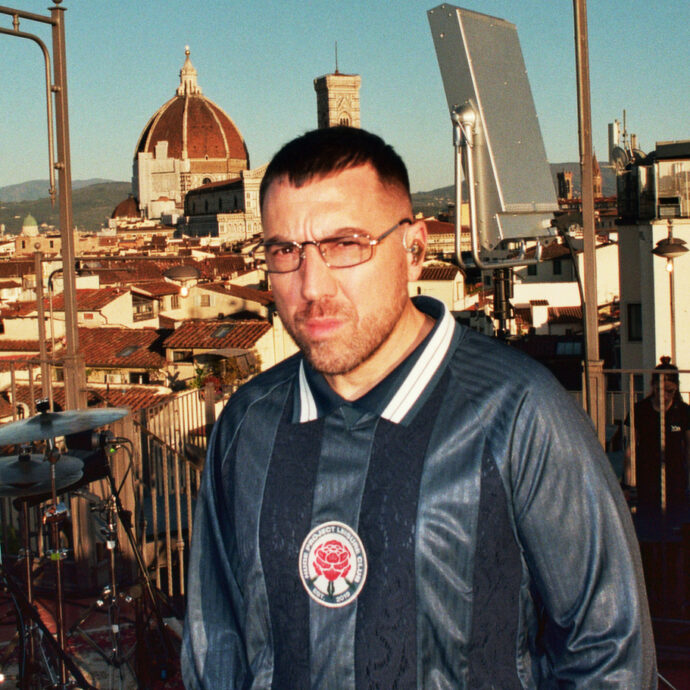 Coez: “Zerocalcare si è innamorato di Ci Vuole una Laurea perché ha un sound un po’ 883. Sui tetti di Firenze ho cantato le mie canzoni scarne e più emotive”