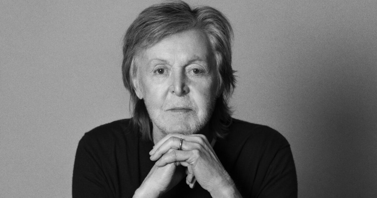 Paul McCartney: “Con Lennon e Harrison, prima di diventare i Beatles, facevamo l’autostop. Da piccolo sono stato rapinato da due ragazzi, lì ho pensato ‘imparerò il karate!’. Mai fatto”. La nostalgia in “The Boys of Dungeon Lane”