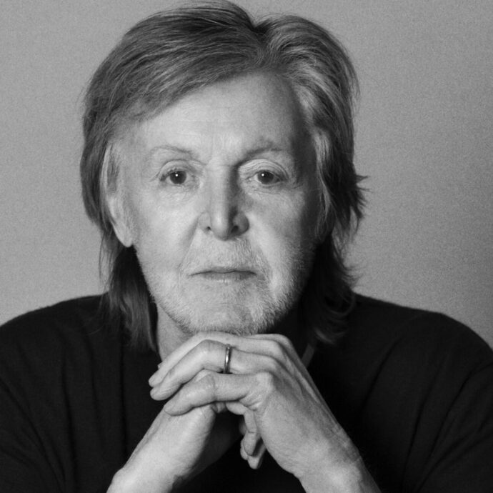 Paul McCartney: “Con Lennon e Harrison, prima di diventare i Beatles, facevamo l’autostop. Da piccolo sono stato rapinato da due ragazzi, lì ho pensato ‘imparerò il karate!’. Mai fatto”. La nostalgia in “The Boys of Dungeon Lane”