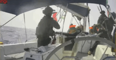 Copertina di Flotilla, la marina israeliana sta bloccando le navi ancora in viaggio verso Gaza: fermate 42 imbarcazioni. Gli altri equipaggi si preparano all’abbordaggio