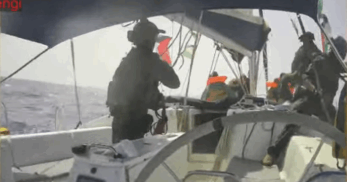 Flotilla, navi israeliane stanno bloccando le barche ancora in viaggio verso Gaza. Tutti gli equipaggi si preparano all’abbordaggio