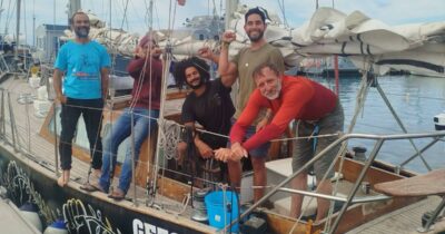 Copertina di Flotilla, una barca con 3 italiani a Cipro: “Non ci fanno scendere. In porto solo perché abbiamo tolto bandiere Palestina”