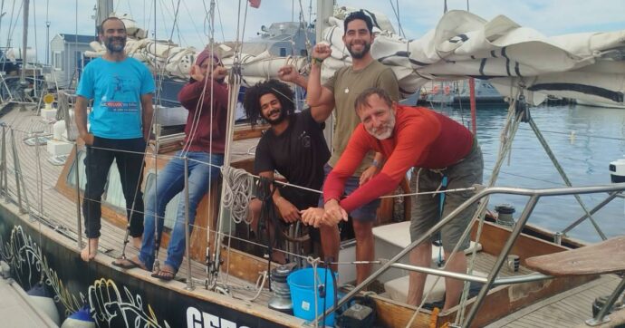 Flotilla, una barca con 3 italiani a Cipro: “Non ci fanno scendere. In porto solo perché abbiamo tolto bandiere Palestina”