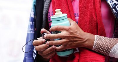 Copertina di “È assolutamente vietato urinare in una borraccia e poi gettarla via”: l’appello ai corridori del Giro d’Italia