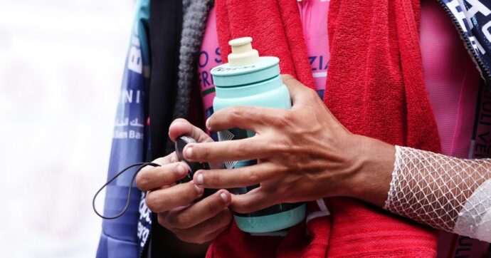 “È assolutamente vietato urinare in una borraccia e poi gettarla via”: l’appello ai corridori del Giro d’Italia