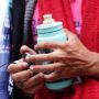 Copertina di “È assolutamente vietato urinare in una borraccia e poi gettarla via”: l’appello ai corridori del Giro d’Italia