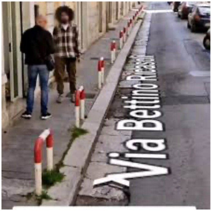 Caparezza “beccato” su Google Maps dai fan mentre passeggia a Molfetta: camicia a quadrettoni e una folta chioma di capelli ricci