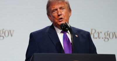 Copertina di Trump: “Accordo possibile con l’Iran, sarei felice di evitare le bombe”. Ma Teheran avvisa gli Usa: “Basta errori strategici”