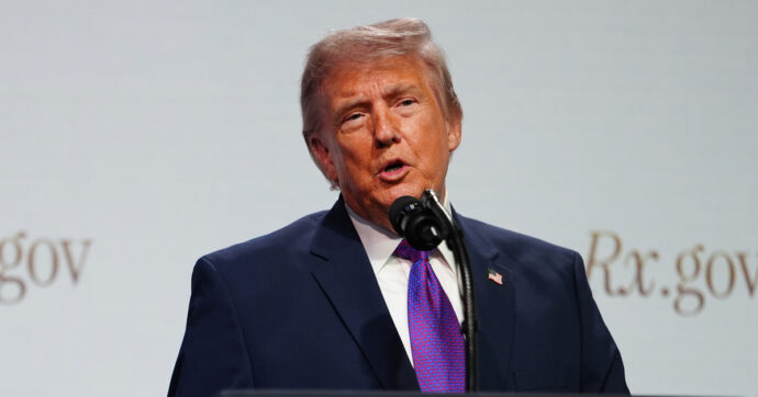 Trump: “Accordo possibile con l’Iran, sarei felice di evitare le bombe”. Ma Teheran avvisa gli Usa: “Basta errori strategici”