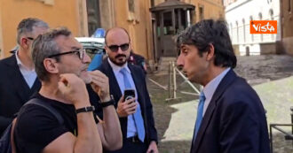 Copertina di “Siete degli str**zi”: Donzelli contestato fuori da Montecitorio, interrompe l’intervista e discute con un passante – Video