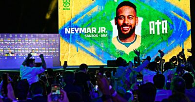 Copertina di Ancelotti convoca Neymar e in sala stampa succede di tutto: urla, applausi e cori come dopo un gol allo stadio