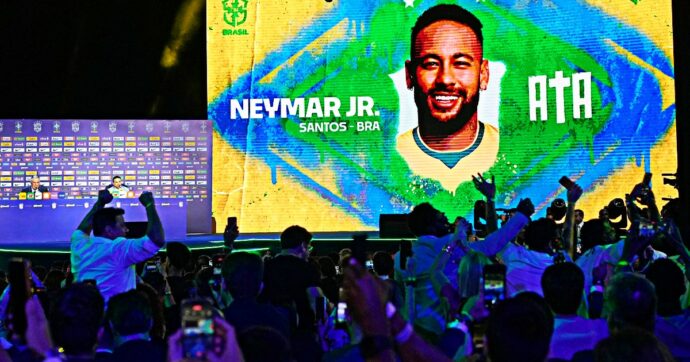 Ancelotti convoca Neymar e in sala stampa succede di tutto: urla, applausi e cori come dopo un gol allo stadio