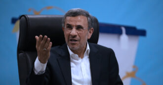 Copertina di Israele e Usa volevano rimettere Ahmadinejad alla guida dell’Iran, gli analisti: “Strategia disperata, ormai è irrilevante”